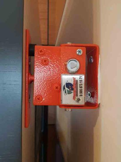 Okul Kapı Sabitleme Kilidi Üçgen Anahtarlı